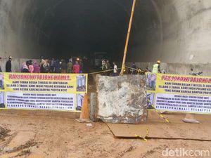 Tuntut Kejelasan Ganti Rugi, Puluhan Warga Blokade Terowongan KCIC Tuntut Kejelasan Ganti Rugi, Puluhan Warga Blokade Terowongan KCIC