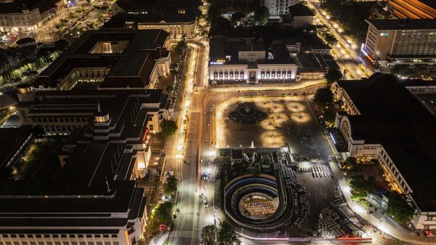 Foto udara kawasan Kota Tua, Jakarta, Rabu (28/9/2022). Pemerintah Kota Jakarta Barat menargetkan kawasan wisata Kota Tua Jakarta bersih dari aktivitas pedagang kaki lima (PKL) dengan merelokasi PKL ke lokasi binaan yaitu Kota Intan dan bangunan lama milik Kemenkeu yang jaraknya beberapa ratus meter dari kawasan tersebut, dan saat ini terdapat 415 pedagang yang mendaftar untuk berjualan di lokasi binaan tersebut. ANTARA FOTO/Galih Pradipta/rwa.