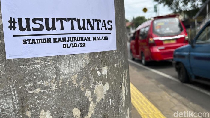 Tulisan usut tuntas tragedi Kanjuruhan terpajang di Jakarta, Selasa (11/10). 10 Hari usai tragedi tuntutan agar kasus tersebut diusut tuntas bertebaran di jalanan.