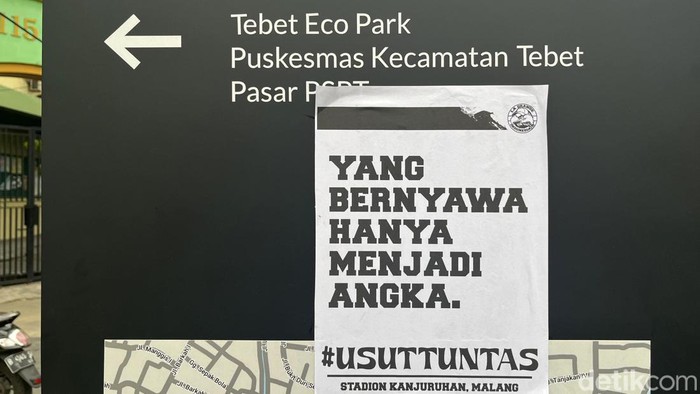 Tulisan usut tuntas tragedi Kanjuruhan terpajang di Jakarta, Selasa (11/10). 10 Hari usai tragedi tuntutan agar kasus tersebut diusut tuntas bertebaran di jalanan.