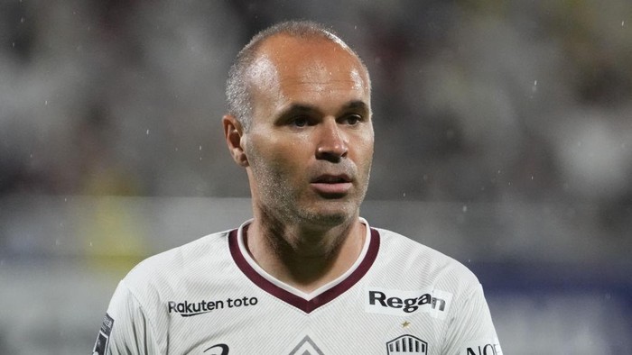 KASHIWA, JAPAN - JUNE 18: Andres Iniesta of Vissel Kobe looks on during the J.LEAGUE Meiji Yasuda J1 17th Sec. match between Kashiwa Reysol and Vissel Kobe at SANKYO FRONTIER Kashiwa Stadium on June 18, 2022 in Kashiwa, Chiba, Japan. (Photo by Hiroki Watanabe/Getty Images)