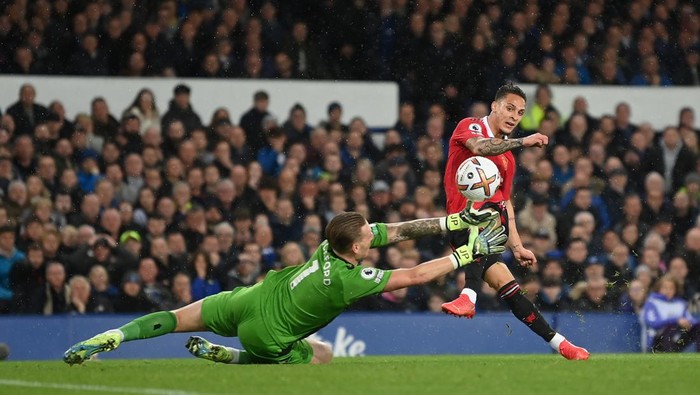 LIVERPOOL, ENGLAND - OCTOBER 09: Antony of Manchester United scores past Jordan Pickford of Everton to make it 1-1 during the Premier League match between Everton FC and Manchester United at Goodison Park on October 09, 2022 in Liverpool, England. (Photo by Michael Regan/Getty Images)