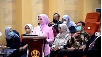 Momen Atalia Bu Cinta Lulus Sidang Doktor dengan Predikat Cumlaude
