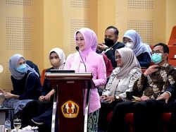 Momen Atalia Bu Cinta Lulus Sidang Doktor dengan Predikat Cumlaude