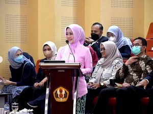 Momen Atalia Bu Cinta Lulus Sidang Doktor dengan Predikat Cumlaude Momen Atalia Bu Cinta Lulus Sidang Doktor dengan Predikat Cumlaude