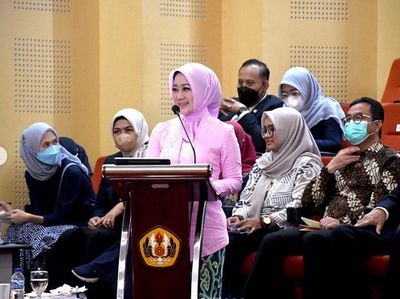 Momen Atalia Bu Cinta Lulus Sidang Doktor dengan Predikat Cumlaude