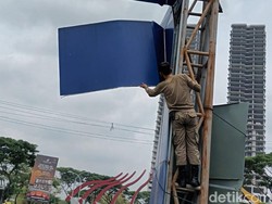 Fasad Reklame di Unesa-Citraland Nyaris Lepas Bahayakan Pengguna Jalan