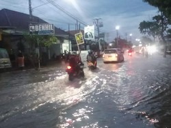 Hujan Deras Guyur Buleleng, Jalan Singaraja-Seririt Terendam Banjir