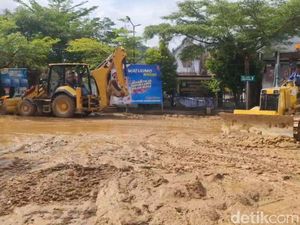 Empat Alat Berat Dikerahkan Bersihkan Lumpur Banjir Trenggalek