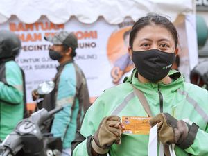 Relawan Sandi Bagi Bantuan Subsidi BBM ke Ojol Perempuan di Surabaya Relawan Sandi Bagi Bantuan Subsidi BBM ke Ojol Perempuan di Surabaya