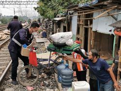 PT KAI: Warga Sukarela Kosongkan Bedeng di Rel Belakang JIS