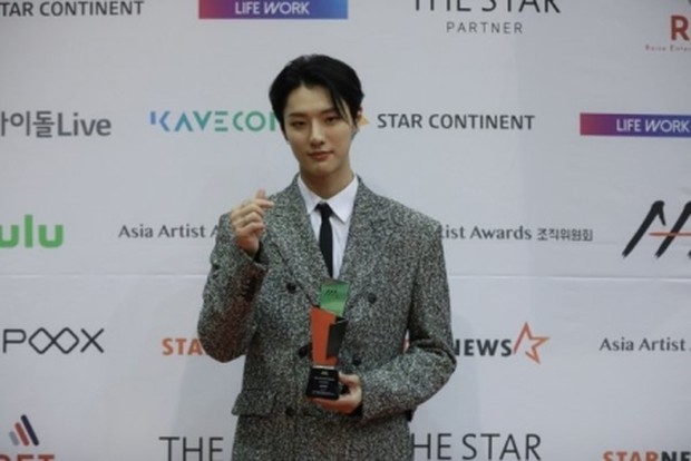 WOODZ saat memenangkan kategori Best Icon Award pada Asia Artist Award 2021