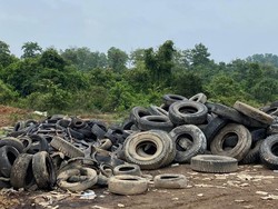 DLH Segel Tempat Pembakaran Ban Bekas Ilegal di Bogor