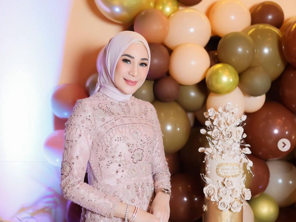 8 Gaya Erin Taulany Istri Ketua The Prediksi Rayakan Ultah ke-37, Manglingi 8 Gaya Erin Taulany Istri Ketua The Prediksi Rayakan Ultah ke-37, Manglingi