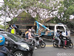 4 Kendaraan Tabrakan Karambol di Lamongan, Satu Pikap Nangkring di Trotoar