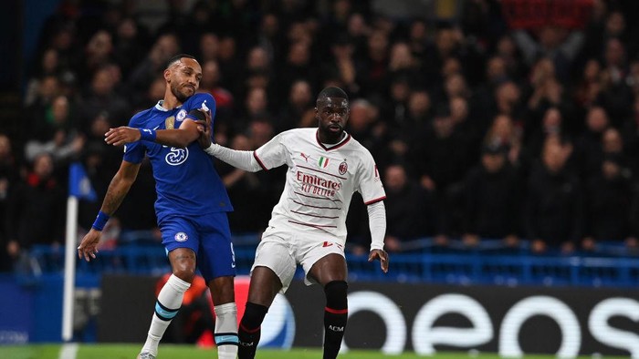 LONDON, ENGLAND - OCTOBER 05:  Fikayo Tomori of AC Milan competes for the ball with Pierre Aubameyan of Chelsea FC during the UEFA Champions League group E match between Chelsea FC and AC Milan at Stamford Bridge on October 05, 2022 in London, England. (Photo by Claudio Villa/AC Milan via Getty Images)