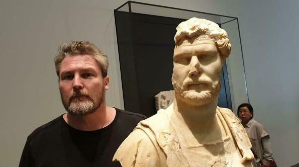 Pas Banget, Foto Orang dan Binatang Mirip Lukisan Atau Gambar