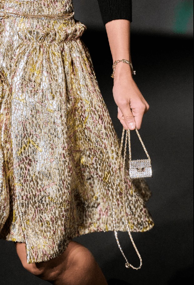 Foto: vogue.com/Armando Grillo / Gorunway.com Chanel micro bag SS23/
