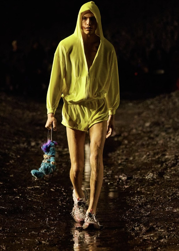 Foto: vogue.com/Courtesy of Balenciaga Tas boneka beruang Balenciaga SS23/