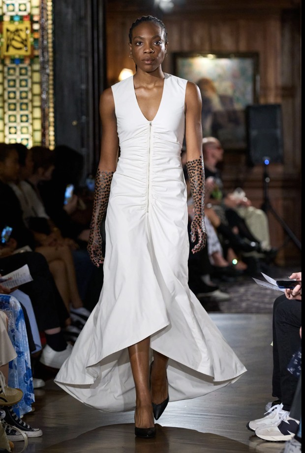 Foto: vogue.com/Daniele Oberrauch / Gorunway.com Stiker di Puppets and Puppets SS23/