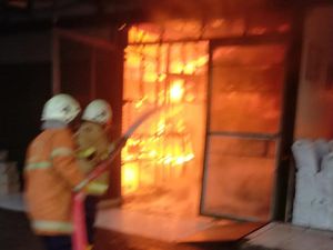 Api Kompor CNG Menyala Liar, Gudang Roti di Wiyung Terbakar