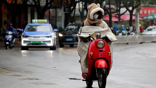 Halau Cuaca Dingin, Warga China Selimutan di Motor