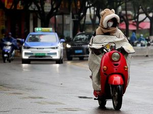 Halau Cuaca Dingin, Warga China Selimutan di Motor