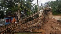 Jembatan Rusak Diterjang Banjir Bandang di Lebak