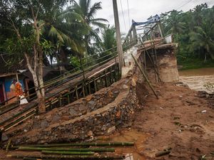 Jembatan Rusak Diterjang Banjir Bandang di Lebak Jembatan Rusak Diterjang Banjir Bandang di Lebak