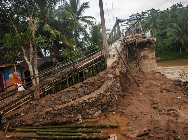 Jembatan Rusak Diterjang Banjir Bandang di Lebak