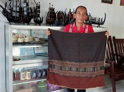 Wow! Warga Maluku Bangun Rumah dari Jual Kain Antik, Berapa Harganya?