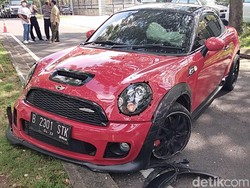 Mini Cooper Vs CR-V, Pengemudi Diperiksa Lagi-Mobil Diamankan Polisi