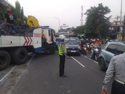 Ada Truk Tabrak Separator, Lalin Jalan DI Panjaitan Jaktim Macet