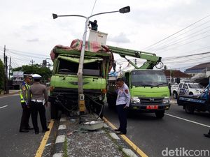 Sopir Ngantuk, Truk Tabrak Tiang PJU di Depan Mapolres Boyolali