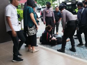 2 Tersangka Korupsi JLU Kota Pasuruan Ditahan Lagi, Keluarga Histeris-Pingsan 2 Tersangka Korupsi JLU Kota Pasuruan Ditahan Lagi, Keluarga Histeris-Pingsan