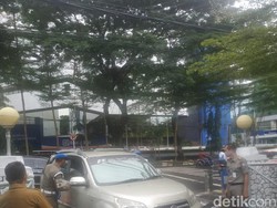 ASN Bawa Mobil Pribadi saat Ojol Day Dicegat Masuk Balai Kota Makassar