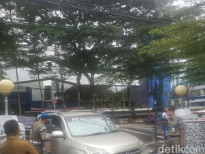 ASN Bawa Mobil Pribadi saat Ojol Day Dicegat Masuk Balai Kota Makassar ASN Bawa Mobil Pribadi saat Ojol Day Dicegat Masuk Balai Kota Makassar