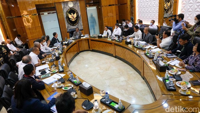 Ketua Umum PSSI M Iriawan (Iwan Bule) memenuhi panggilan Tim Gabungan Independen Pencari Fakta (TGIPF) Tragedi Kanjuruhan di gedung Kemenko Polhukam, Jakarta, Selasa (11/10/2022). Iwan Bule akan dimintai klarifikasi terkait tragedi di Stadion Kanjuruhan.
