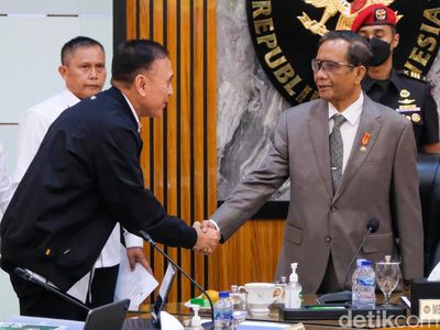 Momen Ketum PSSI Penuhi Panggilan TGIPF Tragedi Kanjuruhan