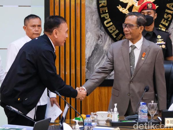 Momen Ketum PSSI Penuhi Panggilan TGIPF Tragedi Kanjuruhan
