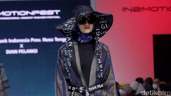 8 Koleksi Busana Terbaru Dian Pelangi yang Tampilkan Tenun Khas NTB