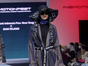 8 Koleksi Busana Terbaru Dian Pelangi yang Tampilkan Tenun Khas NTB