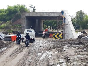 Jalan Sekitar Terowongan Proyek Tol Jogja-Solo di Sawit Boyolali Becek-Licin