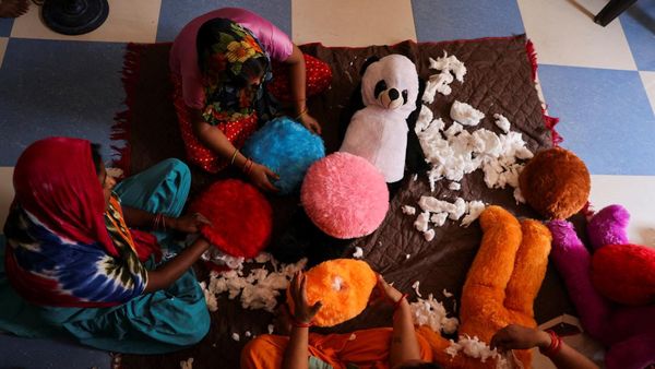 Kreatif! Puntung Rokok Disulap Jadi Mainan Bernilai Jual Tinggi