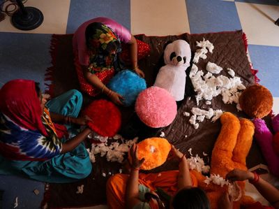 Kreatif! Puntung Rokok Disulap Jadi Mainan Bernilai Jual Tinggi