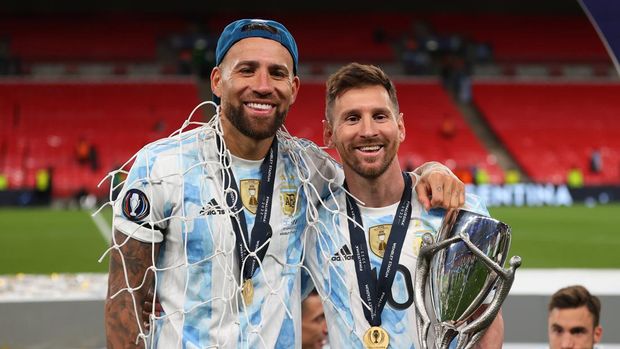 LONDON, ENGLAND - JUNE 01: Nicolas Otamendi and Lionel Messi of Argentina celebrate with a part of the goal net and the Finalissima trophy after their sides victory during the 2022 Finalissima match between Italy and Argentina at Wembley Stadium on June 01, 2022 in London, England. (Photo by Catherine Ivill - UEFA/UEFA via Getty Images)