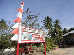 Bule Belanda-AS Rela Datang ke Desa Tumbur Demi Beli Patung Unik