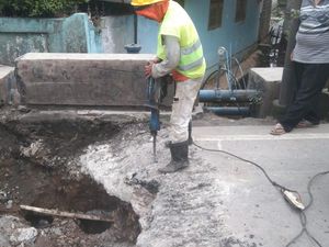 Lubang Menganga di Cibungbulang Kelar Ditutup, Saluran Air Diperbaiki