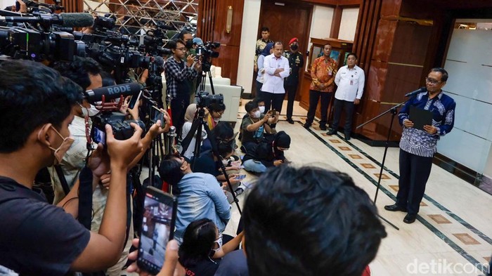 Tim Gabungan Independen Pencari Fakta (TGIPF) pimpinan Mahfud Md  memeriksa sejumlah pihak terkait tragedi Kanjuruhan. Hasilnya akan segera diserahkan ke Jokowi.