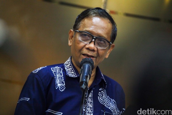 Tim Gabungan Independen Pencari Fakta (TGIPF) pimpinan Mahfud Md  memeriksa sejumlah pihak terkait tragedi Kanjuruhan. Hasilnya akan segera diserahkan ke Jokowi.